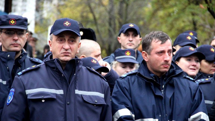 Premierul Pavel Filip, alături de rudele pompierului decedat în incendiul de la Ciocana (FOTO)