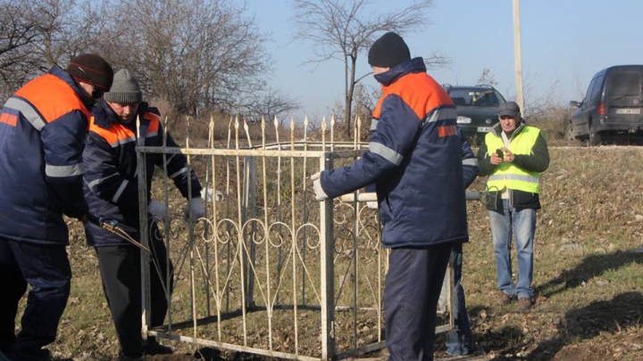 FĂRĂ CRUCI pe drumurile naţionale. Obiectele funerare, DEMONTATE de preoţi şi drumari (FOTO)