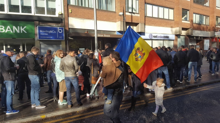 ALEGERI MOLDOVA, TURUL II:  Sute de alegători la secţia de votare din Londra (VIDEO)