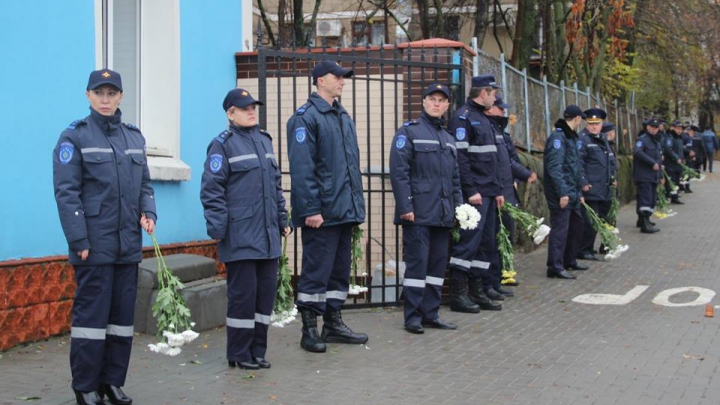 Premierul Pavel Filip, alături de rudele pompierului decedat în incendiul de la Ciocana (FOTO)