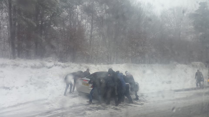 ALEGERI MOLDOVA, TURUL II: De neoprit! Cum au fost surprinşi 8 bărbaţi în drum spre secţia de votare (FOTO)