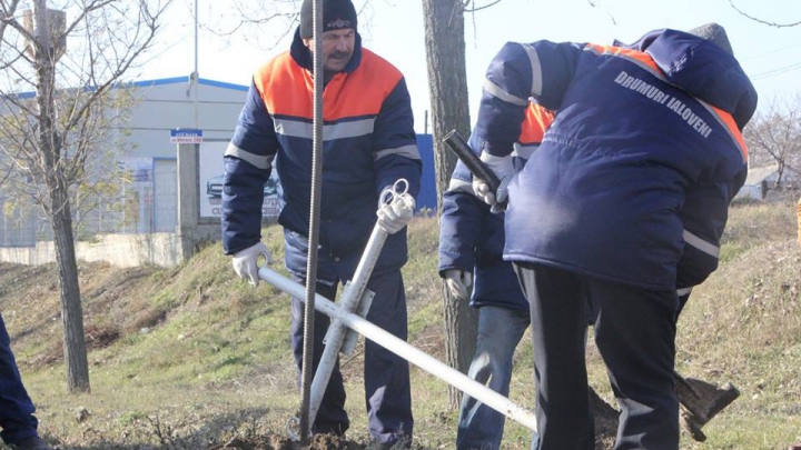 FĂRĂ CRUCI pe drumurile naţionale. Obiectele funerare, DEMONTATE de preoţi şi drumari (FOTO)