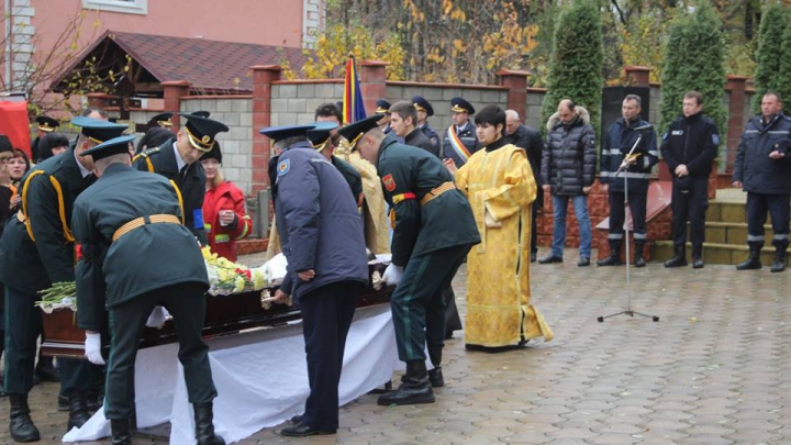 Premierul Pavel Filip, alături de rudele pompierului decedat în incendiul de la Ciocana (FOTO)