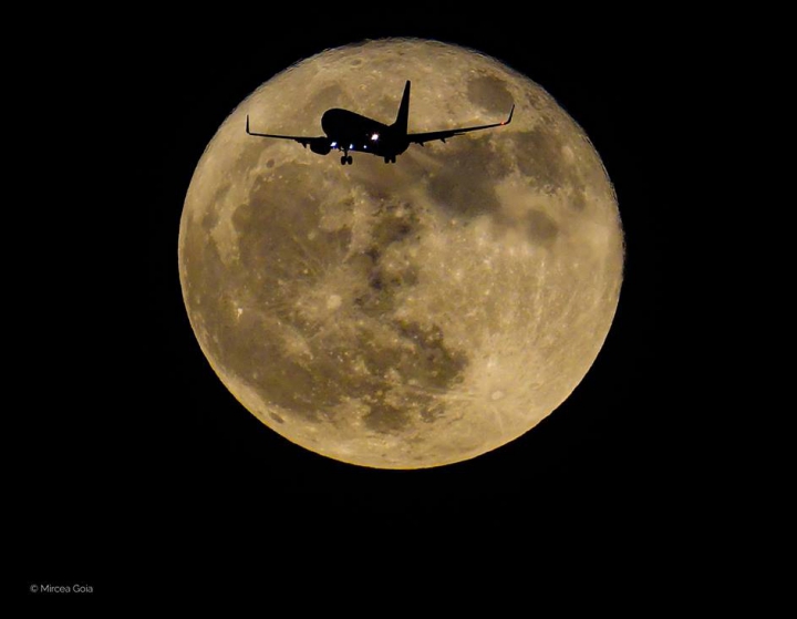 SPECTACULOS! Imagine INEDITĂ cu super luna surprinsă dintr-un avion (FOTO)