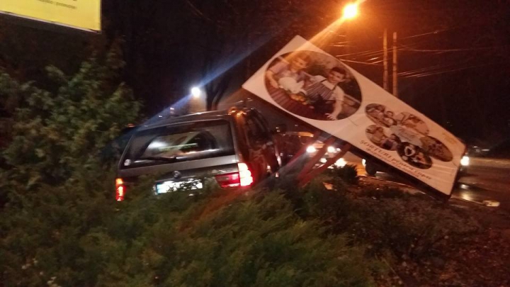 GRAV ACCIDENT în sectorul Botanica al Capitalei! O mașină a doborât un panou publicitar (FOTO)