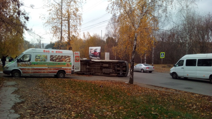 ACCIDENT ÎN LANȚ în sectorul Râşcani al Capitalei. Un microbuz s-a răsturnat (FOTO)