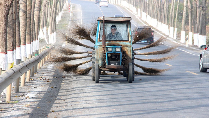 Haios, dar foarte practic. Au creat o mașină de curățat drumurile păstrând măturile din crengi (FOTO)