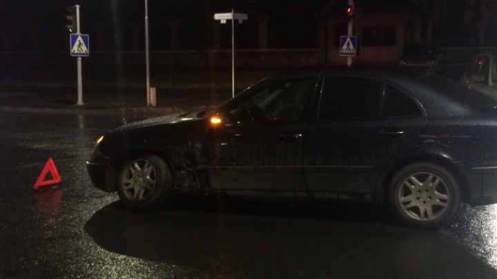 ACCIDENT în Capitală: Două automobile s-au lovit violent. Poliţia, la faţa locului (FOTO)