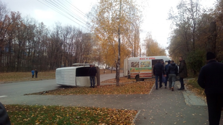 ACCIDENT ÎN LANȚ în sectorul Râşcani al Capitalei. Un microbuz s-a răsturnat (FOTO)