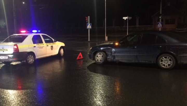 ACCIDENT în Capitală: Două automobile s-au lovit violent. Poliţia, la faţa locului (FOTO)