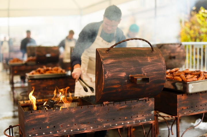 Hramul Orheiul, în toi. Orheienii au savurat din prânzul tradiţional, oferit gratuit de primarul Ilan Şor