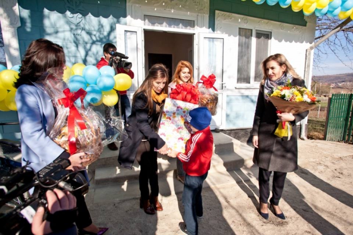 Edelweiss împlineşte vise: O familie din raionul Hânceşti a primit în dar o casă (FOTO)