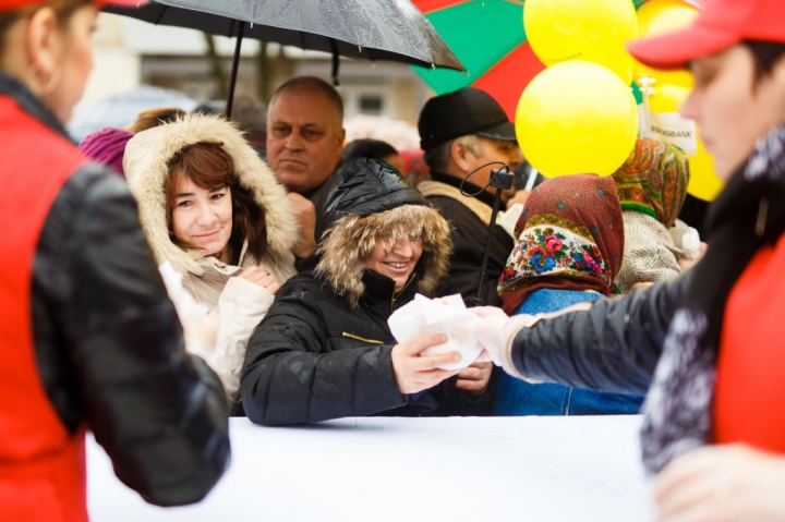 Hramul Orheiul, în toi. Orheienii au savurat din prânzul tradiţional, oferit gratuit de primarul Ilan Şor