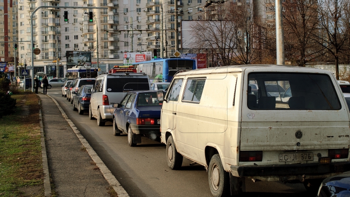 CAZ ŞOCANT! O femeie a născut în mașină, din cauza traficului infernal din București