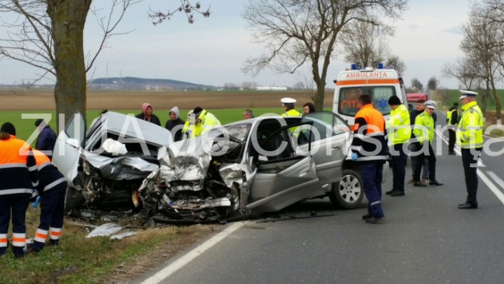 ACCIDENT CUMPLIT: Cel puțin trei morți și patru răniți, după ce două automobile s-au ciocnit frontal (VIDEO)