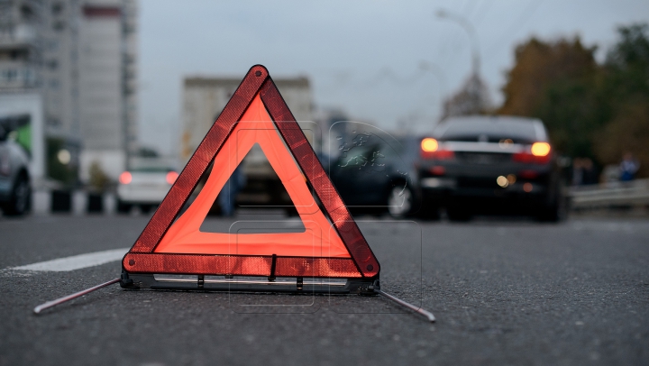 ACCIDENT pe drumul spre aeroport! O maşină a unei şcoli auto, făcută ZOB (FOTO)