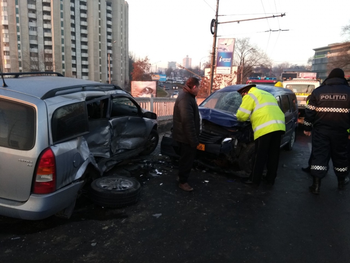 Poleiul face victime în Capitală! Trei oameni, transportați la Urgență, după un accident rutier (FOTO)