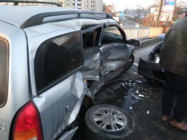 Poleiul face victime în Capitală! Trei oameni, transportați la Urgență, după un accident rutier (FOTO)