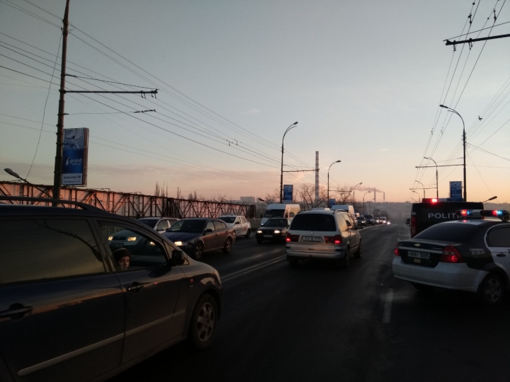 Poleiul face victime în Capitală! Trei oameni, transportați la Urgență, după un accident rutier (FOTO)