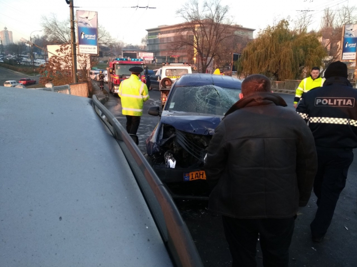 Poleiul face victime în Capitală! Trei oameni, transportați la Urgență, după un accident rutier (FOTO)