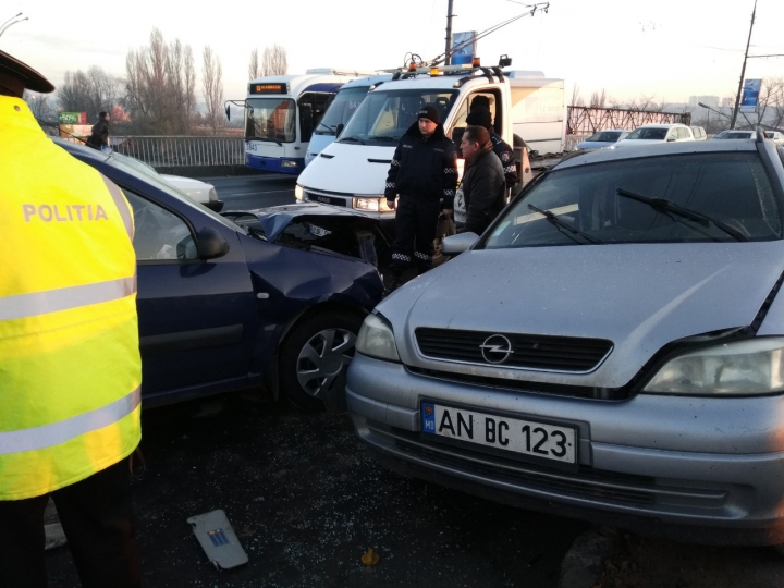 Poleiul face victime în Capitală! Trei oameni, transportați la Urgență, după un accident rutier (FOTO)