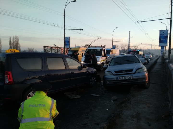 Poleiul face victime în Capitală! Trei oameni, transportați la Urgență, după un accident rutier (FOTO)