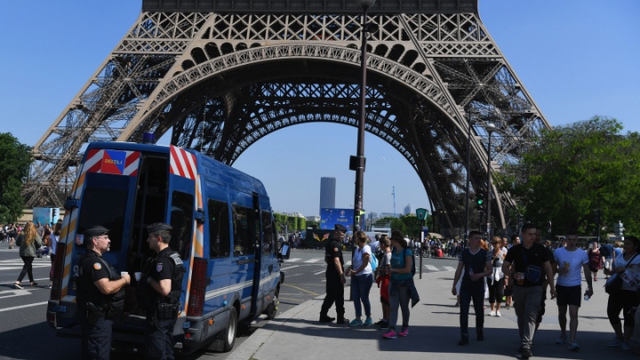 Paris: 16 români, condamnaţi pentru că au jefuit turişti asiatici