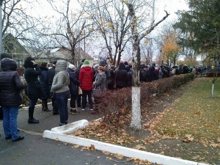 MOBILIZARE în stânga Nistrului. Mii de oameni stau la coadă să voteze la secțiile din Varnița (FOTO)