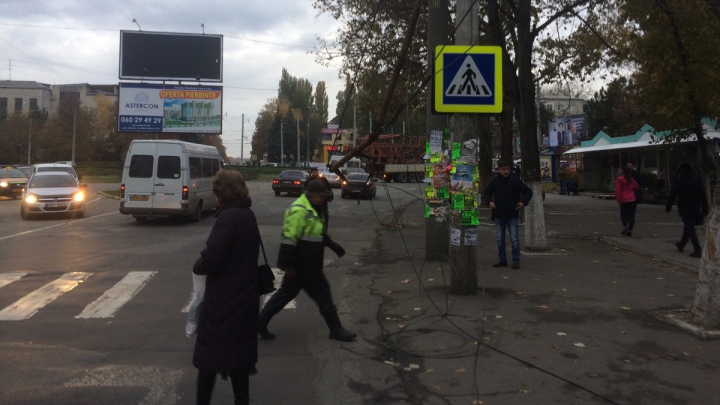 O macara a agăţat firele de troleibuz şi le-a luat cu ea. Sectorul Buiucani, RUPT de restul oraşului (VIDEO/FOTO)