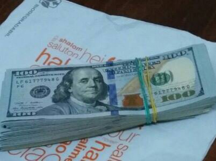 Mii de dolari şi cânepă, depistaţi în bagajele a doi moldoveni