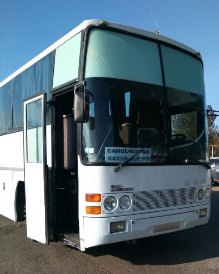 Mii de dolari şi cânepă, depistaţi în bagajele a doi moldoveni