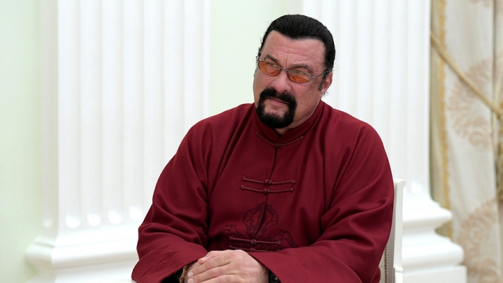 Vladimir Putin i-a dat pașaportul rusesc lui Steven Seagal (FOTO)