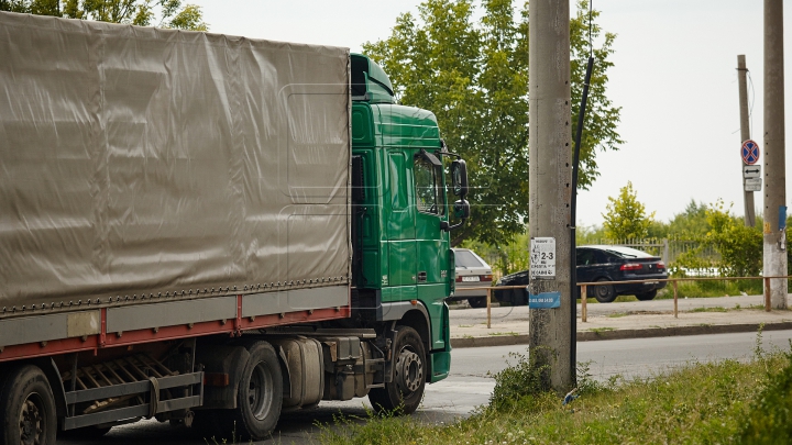 LECŢIE DURĂ ÎN TRAFIC! Răzbunarea unui şofer de TIR (VIDEO ŞOCANT)