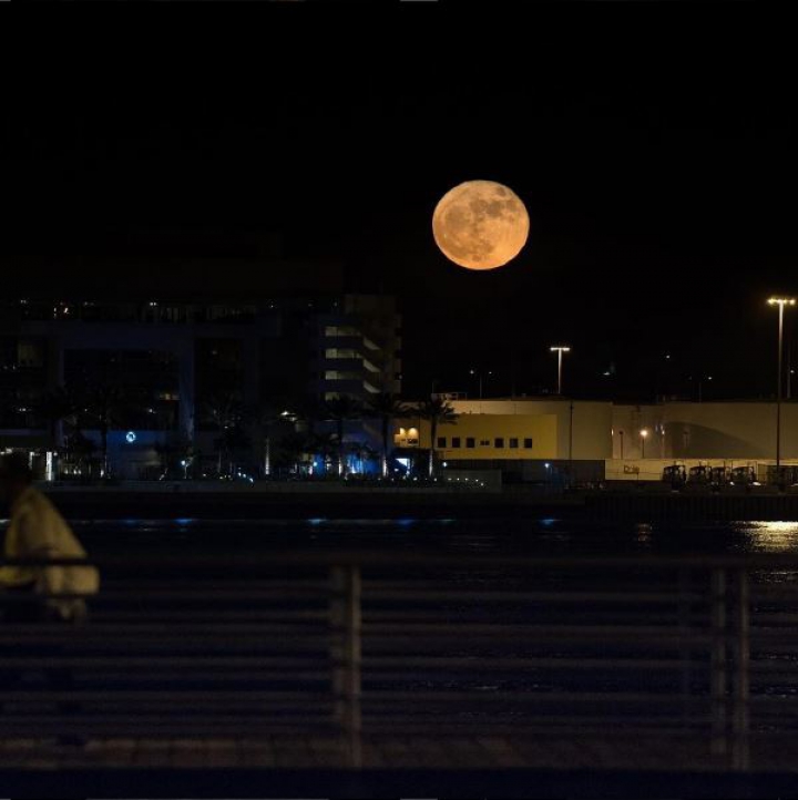 FENOMENUL SECOLULUI. Cum s-a văzut Super Luna din diferite colţuri ale lumii (FOTOREPORT)