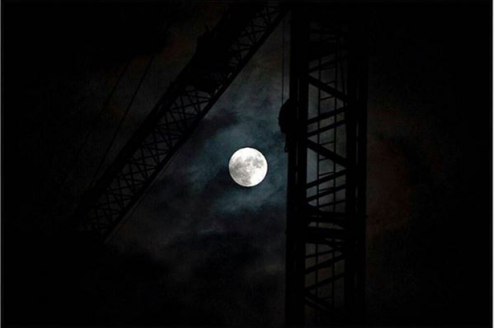 FENOMENUL SECOLULUI. Cum s-a văzut Super Luna din diferite colţuri ale lumii (FOTOREPORT)