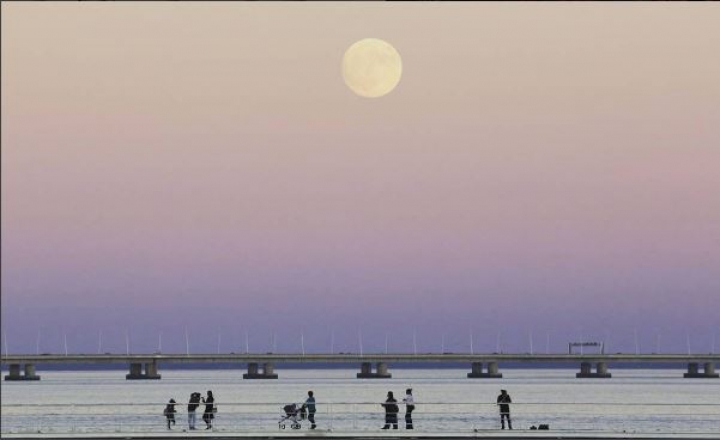 FANTASTIC! Super Luna, surprinsă din mai multe colţuri ale lumii (GALERIE FOTO)