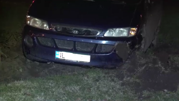 Accident MISTERIOS în sectorul Ciocana: Un microbuz, abandonat pe rondul unui sens giratoriu (VIDEO)