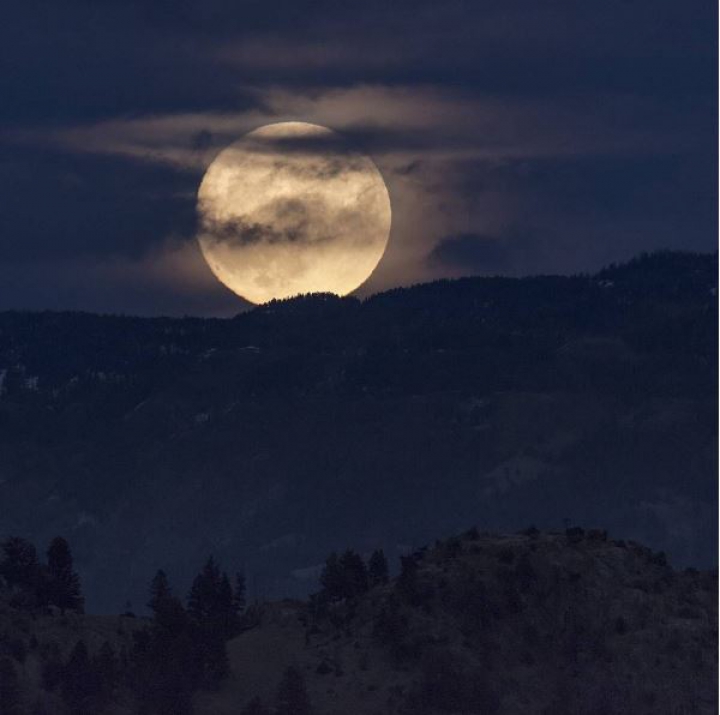 FANTASTIC! Super Luna, surprinsă din mai multe colţuri ale lumii (GALERIE FOTO)