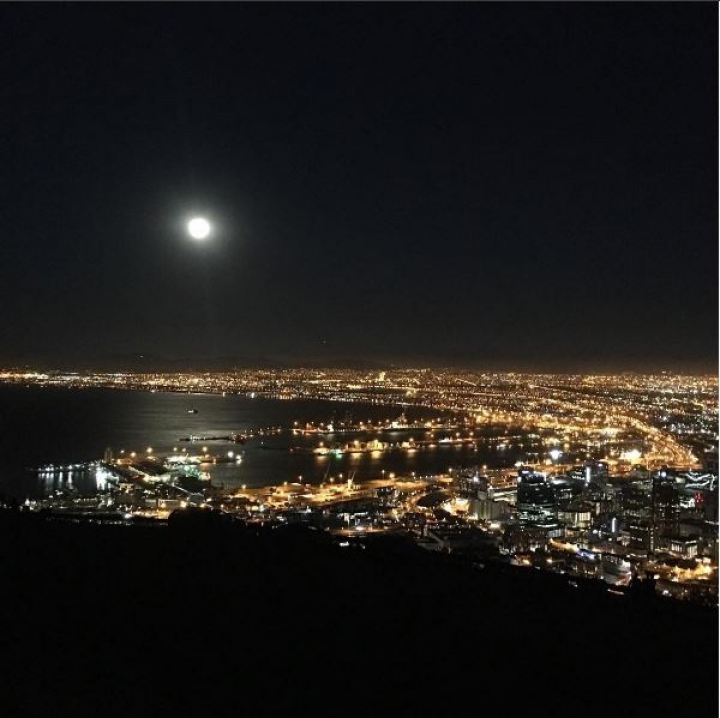 FENOMENUL SECOLULUI. Cum s-a văzut Super Luna din diferite colţuri ale lumii (FOTOREPORT)