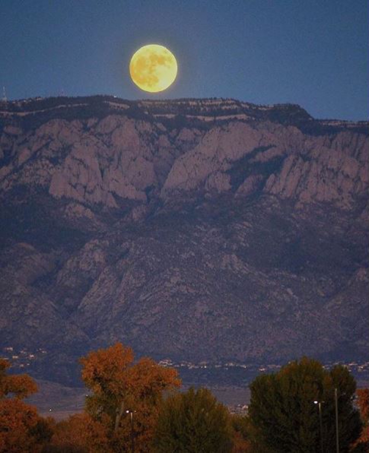 FENOMENUL SECOLULUI. Cum s-a văzut Super Luna din diferite colţuri ale lumii (FOTOREPORT)