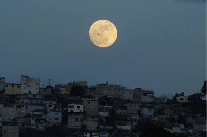 FANTASTIC! Super Luna, surprinsă din mai multe colţuri ale lumii (GALERIE FOTO)