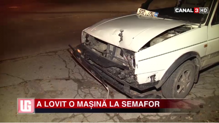 NEGLIJENŢĂ LA VOLAN! Un şofer în stare de ebrietate a lovit o maşină la semafor (VIDEO)