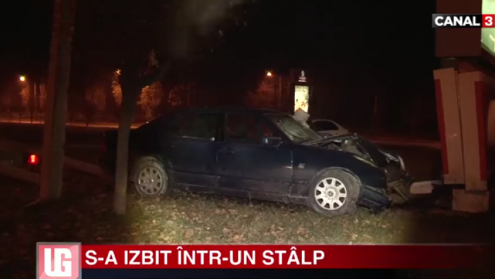 Cu o VITEZĂ NEBUNĂ prin Capitală. Un şofer în stare de ebrietate a ajuns direct într-un stâlp (VIDEO)