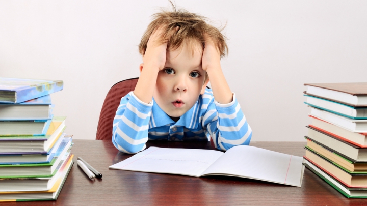 Părinții elevilor spanioli, nemulțumiți de cantitatea mare de teme pe care o primesc copiii la școală