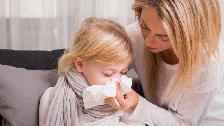 Viroze respiratorii şi răceli de sezon la copii. Cum treci mai uşor peste ele