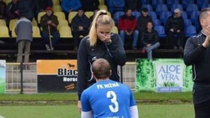 EMOŢIONANT! Un jucător a cerut arbitrul în căsătorie înaintea unui meci (FOTO)