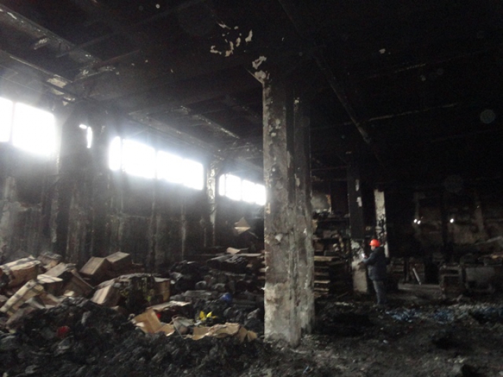 Cum arată în interior depozitul de la Ciocana, la cinci zile de la lichidarea incendiului (FOTO)