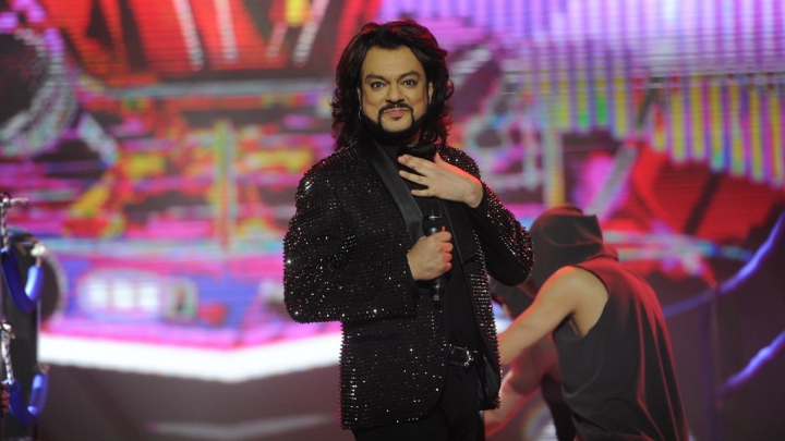 Interpretul Filip Kirkorov a doborât o femeie în timpul unui concert (VIDEO)