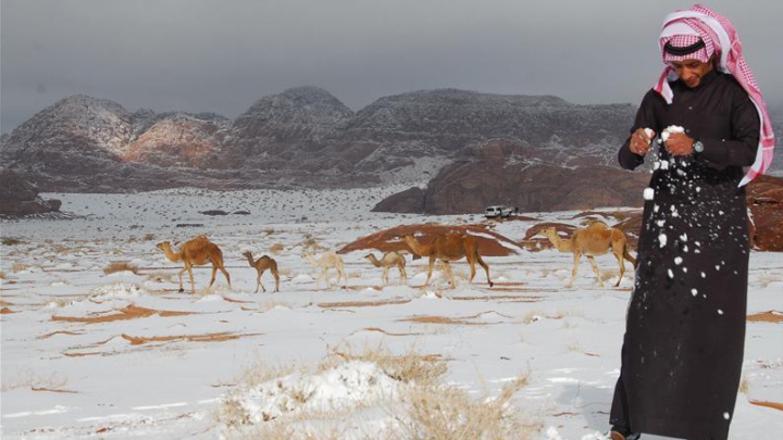 Fenomen meteo extrem de rar în Arabia Saudită. Oamenii s-au bucurat ca nişte copii de cele ce se întamplă afară (VIDEO)