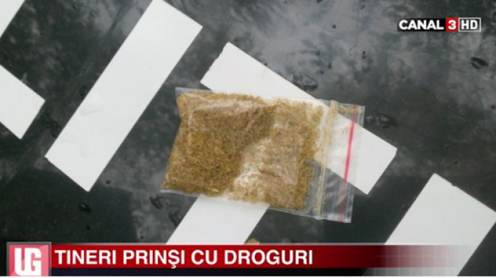 Prinşi cu DROGURI. Mai mulți tineri riscă o amendă usturătoare (VIDEO)